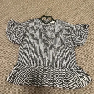 Söt blus - Super söt blus men tycker inte den sitter fint på mig. Den är i strlk 134/140 men passar xxs/xs/typ s. Andvänd typ 2 ggr och köpt från MOLO