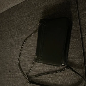 Liten svart väska  - Gullig liten svart väska. Vet inte vart den är från.