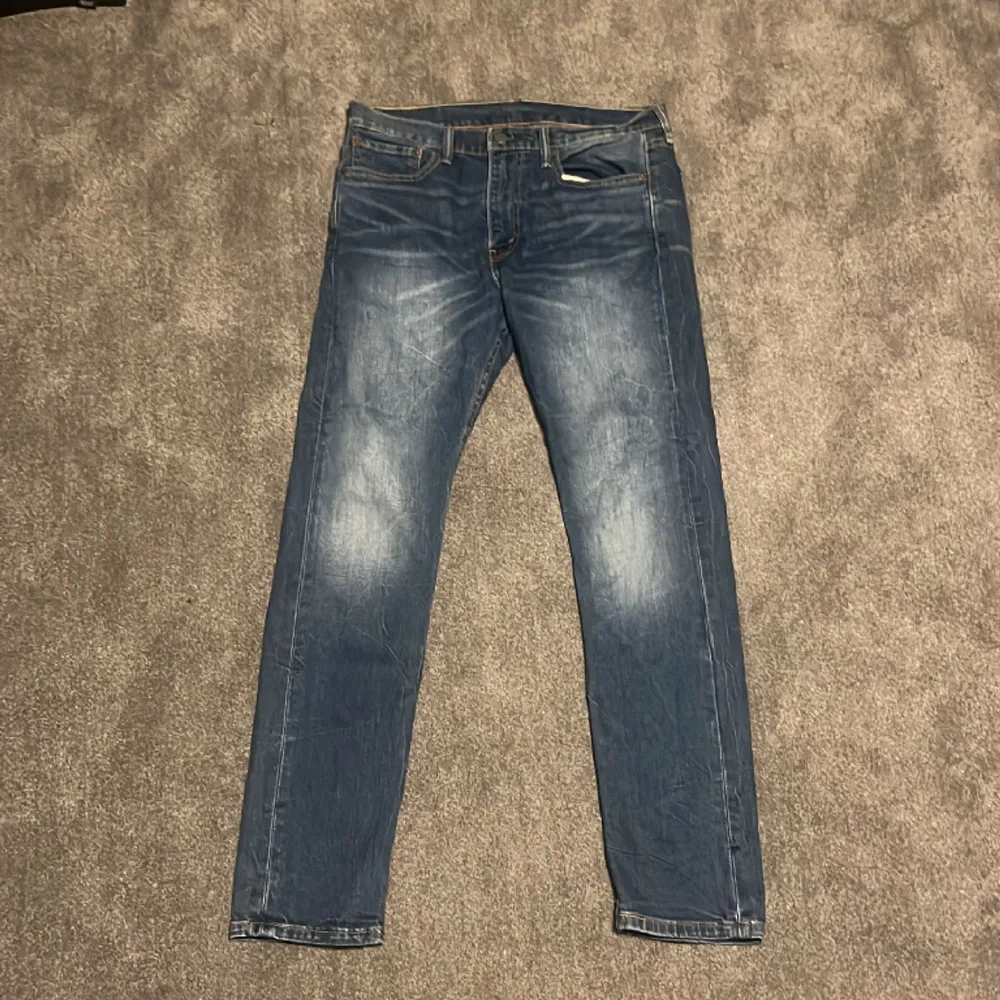 Slim fit levis jeans i en najs blå färg, passar om man är typ 180 och väger runt 70. Nyskick.. Jeans & Byxor.