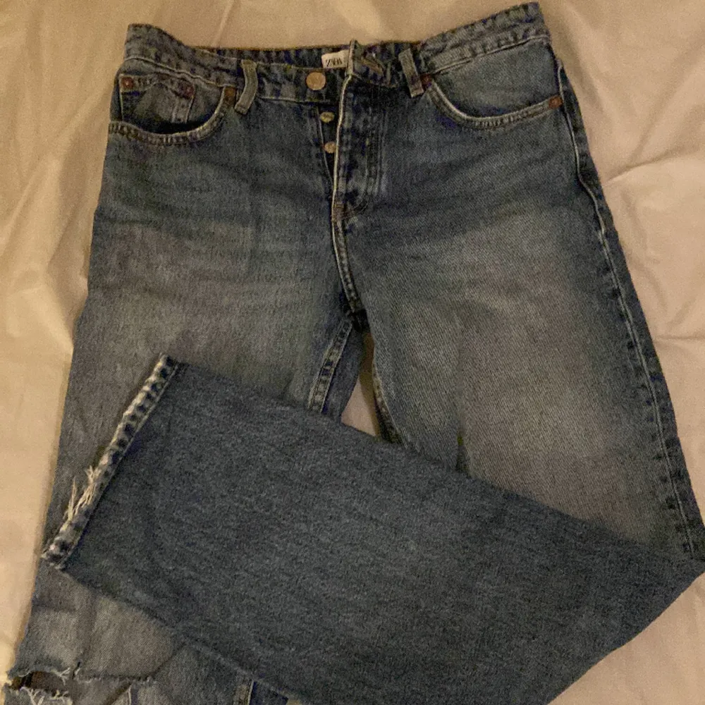 lågmidjade jeans med hål på ena knät, priset går alltid att diskutera!. Jeans & Byxor.