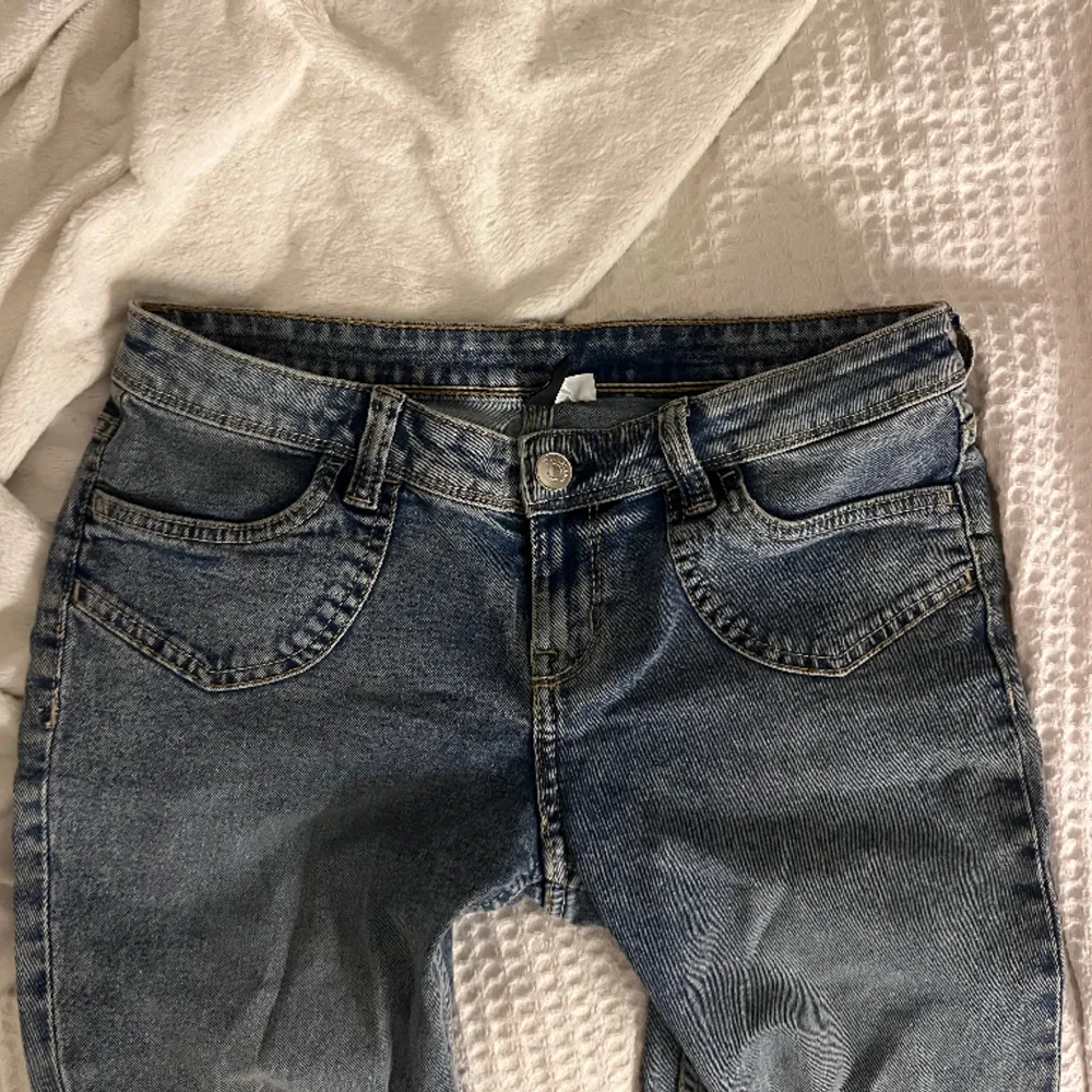 Jätte fina Lågmidjade Bootcut jeans som jag aldrig använt, om du vill ha fler bilder är de bara att skriva 💗. Jeans & Byxor.