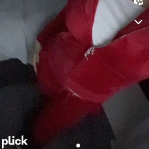 Rött juicy sett - Jättefint äkta rött juicy sett med trycket ”juicy” på. Inga defekter alls typ. Säljer pga att det inte används längre och är lite för litet. Priset går att diskutera!💗 byxorna 325kr och tröjan e såld