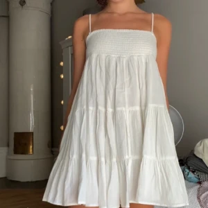 klänning - säljer min vita klänning från zara,är jätte fin men fick inte så mycket användning (inte mina bilder)