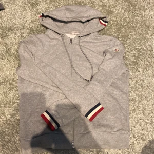 Moncler zip hoodie - Tröjan är sparsamt använd, nästan nyskick! Saknar kvitto 