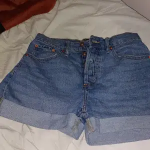 Blå jeans shorts från lager 157. Aldrig använda utan har bara legat och vill bli av med.