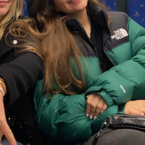  Grön North face jacka  - Säljer min North Face jacka i storlek S☘️ köpt 2021 men sparsamt använd och i bra skick!   Säljs då den inte kommit till användning