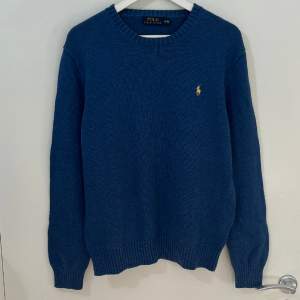 Ralph Lauren Knitted Blue Jumper. Size M. In very good condition without defects. Retail price is around 2000 kr. Selling only from Plick 