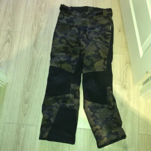 Mc Kinley skidbyxor  - Mc Kinley skidbyxa. Militär gröna. Lite slitna men funkar helt ok. 