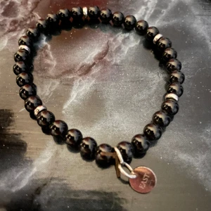 7East armband - Ett snyggt pärlarmband från de fina märket 7East med mig olika färger på pärlorna. Nypris ligger på 349 men lägger ut den för 149, vid snabb affär kan jag gå med på liten sänkning på priset!