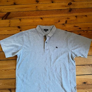 Burberry piké - Burberry piké i bra skick. Den är i storlek XL me sitter som en L. Pris kan diskuteras och skriv gärna om du har frågor! Edwin 