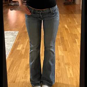 Lågmidjade bootcut jeans från Rock&Republic💕midja 36.5cm, innerbenslängd 73cm (uppsprättade), grenhöjd 20cm💕Fina bakfickor och i superfint skick 💕(jag är 160cm, nypriset låg runt 1200kr)