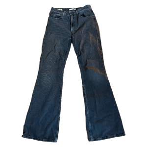 Levi’s jeans i modell 70s high flare. Sytt om de så de ska vara kortare i midjan, typ midwaist nu. Stygnen syns lite så kan skicka bild på de om nån frågar💕💕långa på mig som är 178 cm 