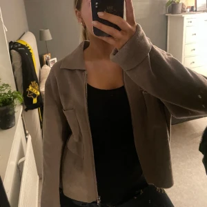 Vårjacka  - Superfin vårjacka från Åhléns. Säljer då den inte kommer till användning tyvärr. 