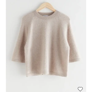 Säljer populär tröja från Other stories - Säljer min stickad t-shirt från Other stories😍 Original pris: 690kr. Mitt pris: 400kr. Kan tänka mig att mötas up!💗