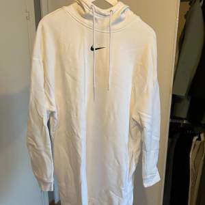 Väldigt sparsamt använd hoodie från Nike. Den ser som ny ut! Liten Nike-logo fram och större på ryggen. Luva med snöre. Fick på sidorna av tröjan.