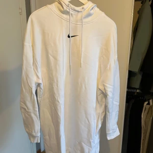 Nike hoodie - Väldigt sparsamt använd hoodie från Nike. Den ser som ny ut! Liten Nike-logo fram och större på ryggen. Luva med snöre. Fick på sidorna av tröjan.