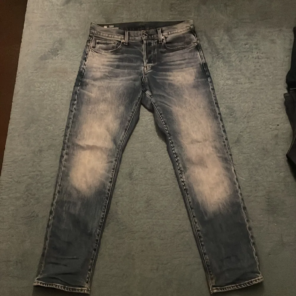 Riktigt feta G-star raw jeans helt nya använda fåtal gånger, nypris är 1400 cirka och jag säljer för Vädligt mycket billigare så hör av dig! Priset kan sänkas och skriv för mer bilder, info mm.. Jeans & Byxor.