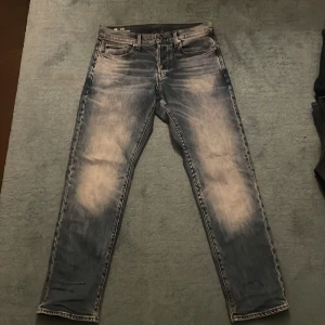 G-star raw jeans - Riktigt feta G-star raw jeans helt nya använda fåtal gånger, nypris är 1400 cirka och jag säljer för Vädligt mycket billigare så hör av dig! Priset kan sänkas och skriv för mer bilder, info mm.