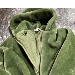 Jätte snygg grön pälsjacka som kan funka för vår, hösten och vinter ibland. Inga defekter alls!💕