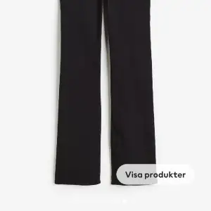 säljer ett par svarta lågmidjade jeans från hm som liknar dessa men är en äldre modell. säljer pga att de ej kommer till användning, bra skick!