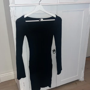 Svart ”stickad” tröja🖤 - Använd en gång på julafton så i nyskick. Storlek XS ifrån H&M men den är lite större och rätt så stretchig. Nypris :250kr
