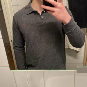 Polo Ralph Lauren polo tröja  - En mycket fin polo Ralph Lauren polo tröja i mycket bra skick. Storlek M men funkar bra för både S och L