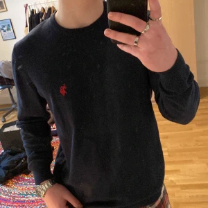 polo Ralph Laure tröja - En mycket fin polo Ralph Lauren tröja i mycket bra skick. Storlek M men passar bra till S och L