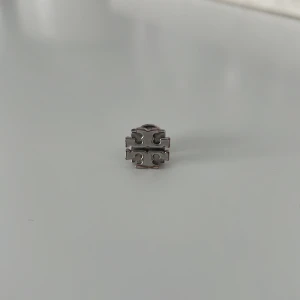 Tory Burch örhänge silver - Tory Burch örhäng i silver. Köpt enskilt för att match tillsammans med andra örhängen.💫