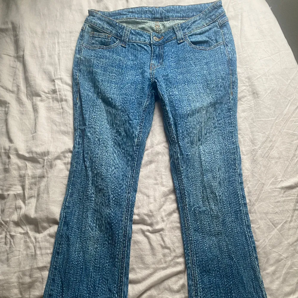 Säljer brandy Melville jeans i modellen ”brielle 90’s”. Jättefina men säljer då de inte kommer till användning.. Jeans & Byxor.