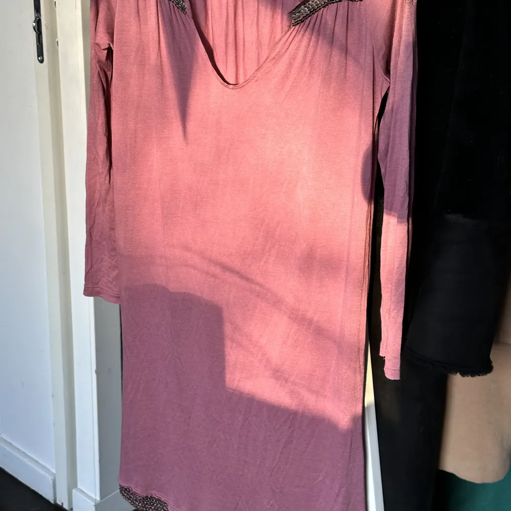 Cool Zadig Voltaire klänning mörk mättad rosa ton. Material mjuk cotton med tuffa metall detaljer i urringningan och fållen längst ned.    Nypris 5 000kr. Klänningar.