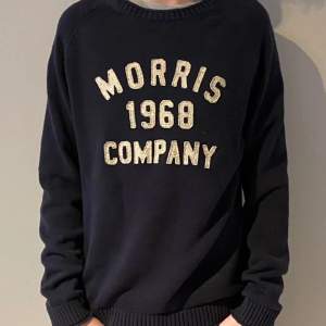 En fin Morris tröja i okej skick, inga fläckar, hål men ör lite sliten på texten. Modellen på bilden är 178