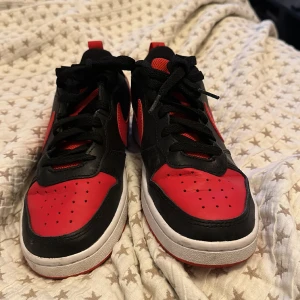 Nåt slags av nikes  - Nåt i nike vet inte vad men storlek 37.5. Frakten går köparen lösa. Ha en trevlig dag🙌