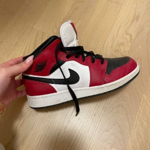 Jordan mids - Röd/svart/vita jordan mids från barnavdelningen. Motsvarar ca stl 38, köpta på stockX