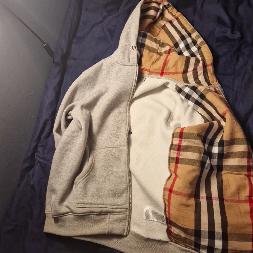 Säljer min burberry zip hoodie. Mitt pris: 2400 Skick:10/10 Har kvitto. Skriv vid mer frågor och synpunkter. . Hoodies.