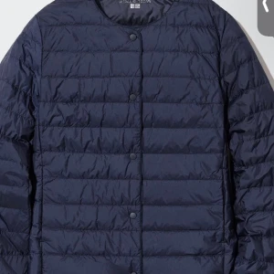 Jacka  - Jättefin Jacka från uniqlo. Strl M men passar som S. Nypris 800 men säljer för 450.(pris går att diskuteras)