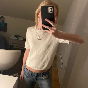 tröja - jättefin tröja som passar med allt, inga stora besvär och kommer inte till använding ❣️