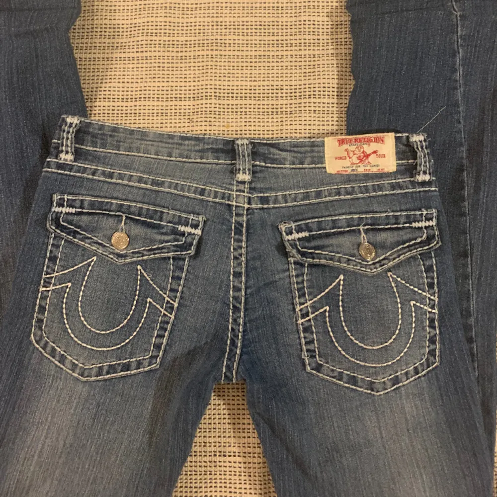 Säljer mina low waist true religion jeans!🫶  Midjemåttet är ca 41 cm rakt över och innerbensmåttet 81 cm! Hör gärna av er ifall ni har nå mer frågor!👍. Jeans & Byxor.