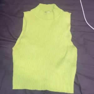 Neon topp  - Jag säljer denna neon gröna topp från hm eftersom den inte kommer till användning. Lite nopprig därav billigare pris, annars bra skick! 