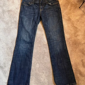 Low waisted GAP jeans - ranslate text with your camera Vintage mörkblå GAP-jeans med låg midja. Etiketten säger att de är storlek 32 på midjan men jag skulle säga att de är mycket större - 36/38
