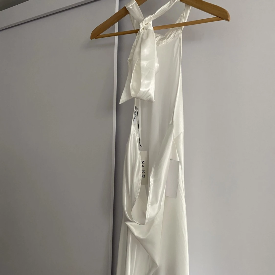 Halterneck midiklänning med vattenfall baktill - 90