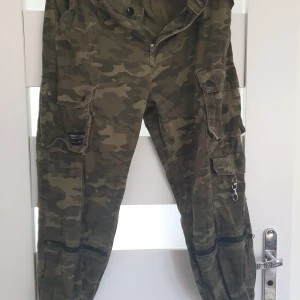 Militär mönstrade byxor - Den är väldigt fin vara och har förbrukas ca 5 gånger.