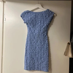 Blå klänning - Jättefin blå klänning med öppen rygg. 🩵