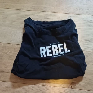 Ganska liten svart tröja - Liten svart tröja