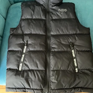 Väst från kille  - Väst för barn (kille) köpt från Kappahl 