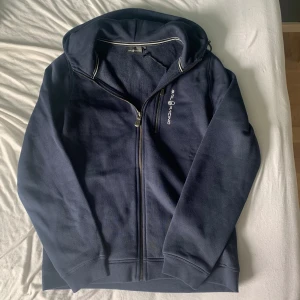 Sail racing hoodie  - Helt sprillans ny | aldrig använd | lappen är kvar och tröjan kommer även inpackad i en liten påse (se bild 2) | kom med frågor eller funderingar | 