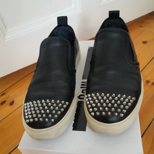 Alexander McQueen chris slip on - Sjukt coola McQ slip ons med nitar och läder. Lite stora i storleken därav jag har bara provat dom ett par gånger. Storlek 43