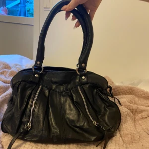 Väska - Fin väska i bra skick! Skriv i DM vid fler frågor 💗