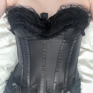 Corset  - Svart Corset. Köparen står för frakt.
