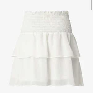 Fin vit kjol - Super fin vit kjol från Chealsa! Storlek Xs, originalpris är 449 kr. Sparsamt använd. 100kr+frakr!! 