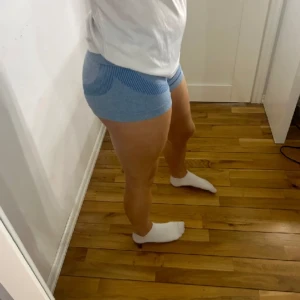 Tränings shorts - High to lowwaist tränings shorts, blåa strl S. Stretchiga och mjukt material. Bilder från tjejen jag köpte av då de inte passade mig, men de är helt oanvända av mig💞